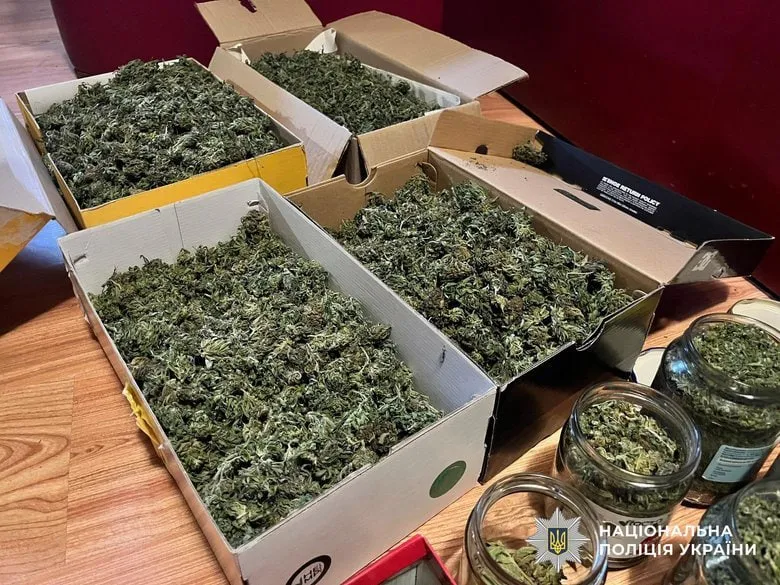 Відео+фото у Запоріжжі викрили групу наркоторговців