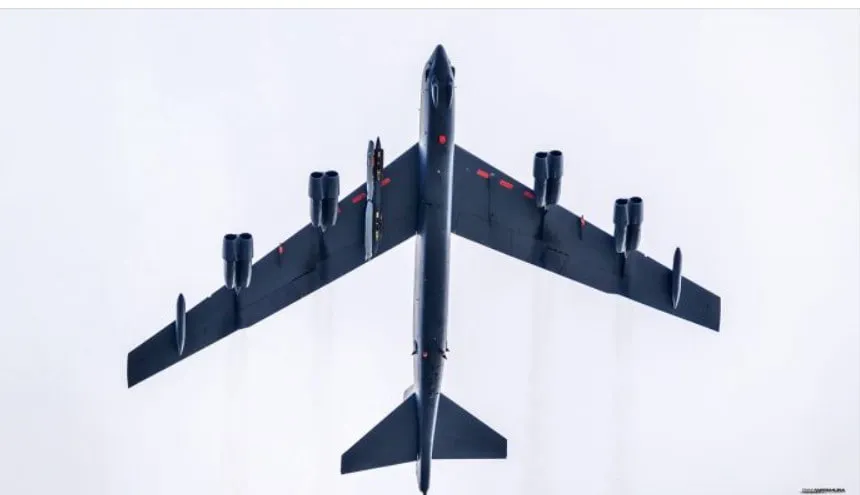 США показали прототип нової ядерної ракети на бомбардувальнику B-52
