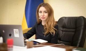 «Відправимо дружину»: дружина ексміністра Чернишова забрала $500 тис. готівки у DMC CLINIC