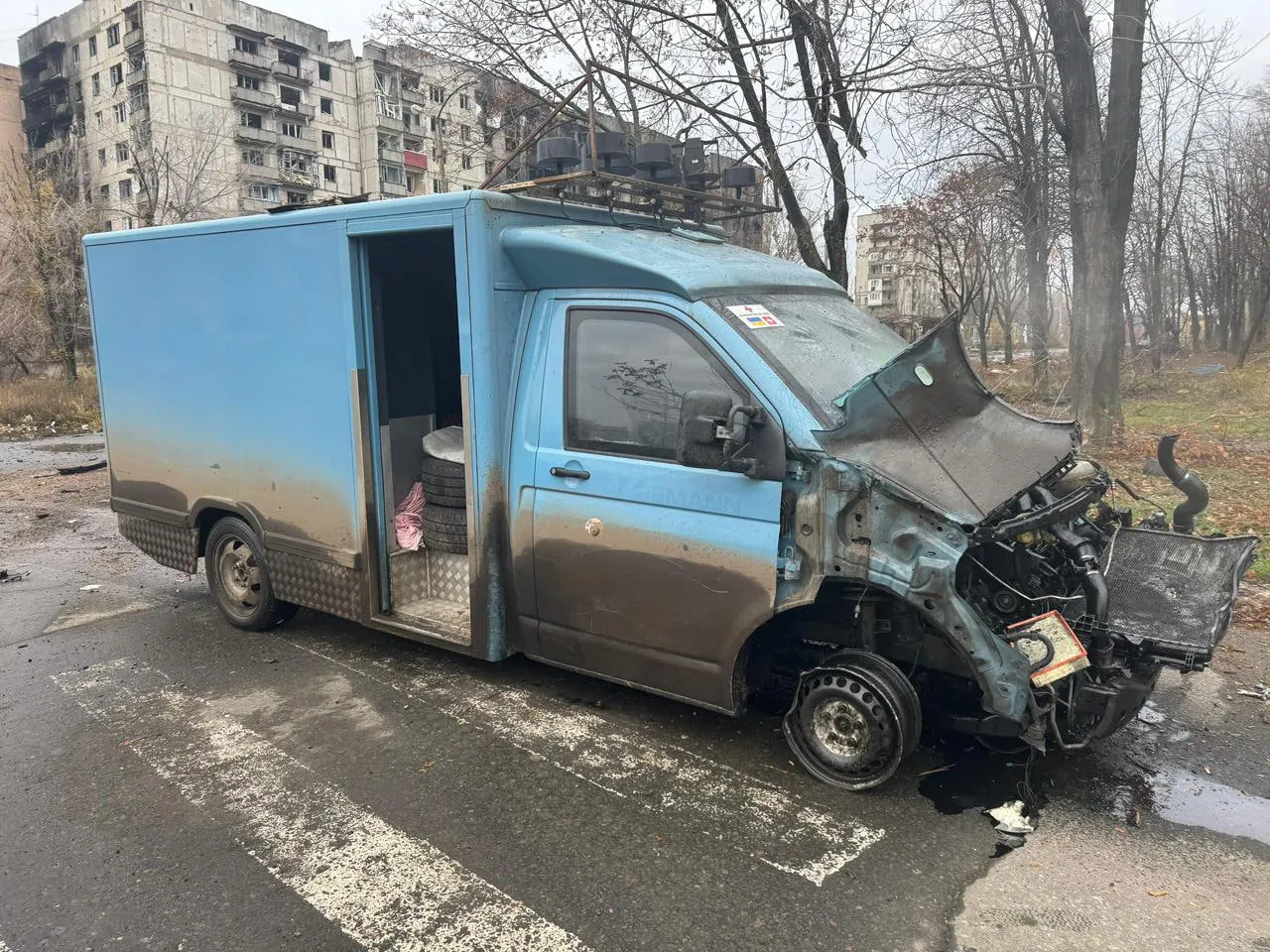 У Костянтинівці росіяни атакували FPV-дроном авто адміністрації — двоє поранених
