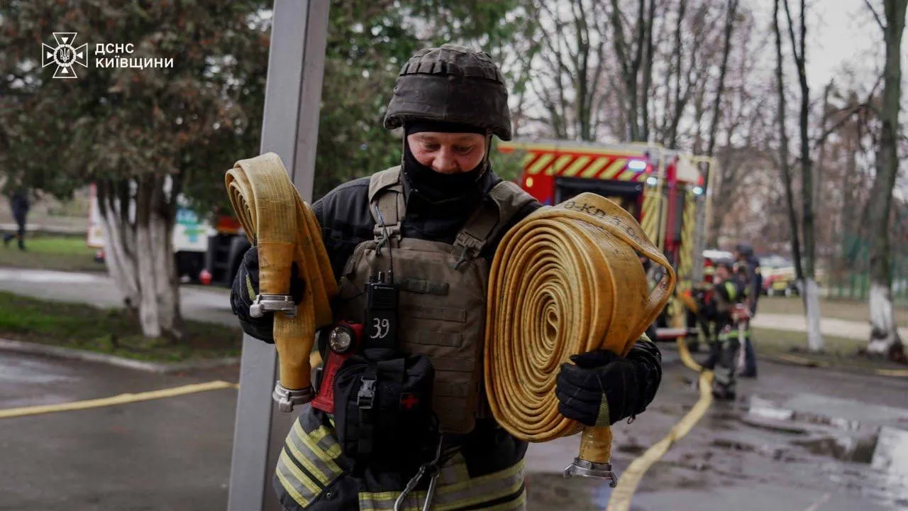 Під завалами можуть залишатися люди, у Києві кількість поранених зросла до 30