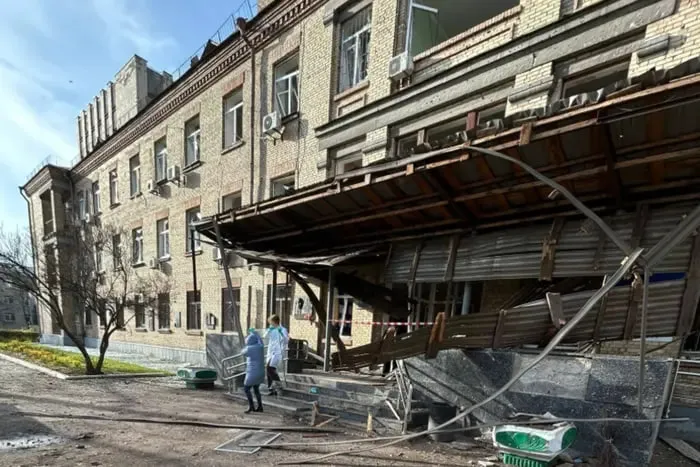 У Києві пошкоджено корпуси Інституту отоларингології після масованого удару рф (фото)