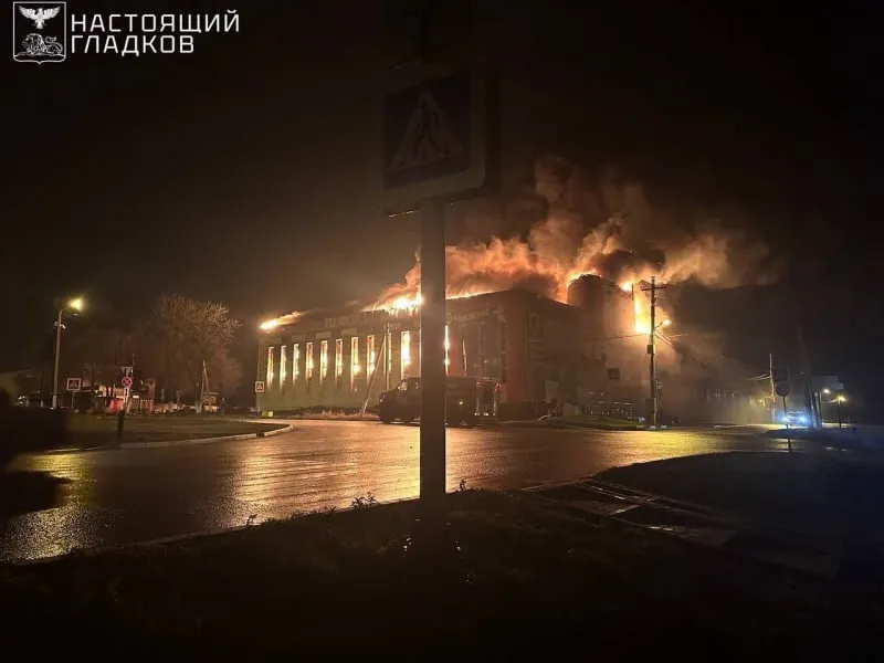 Дрони атакували Бєлгородську область: горить ТРЦ, частина міста без світла
