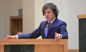 У Грузії випав червоний сніг