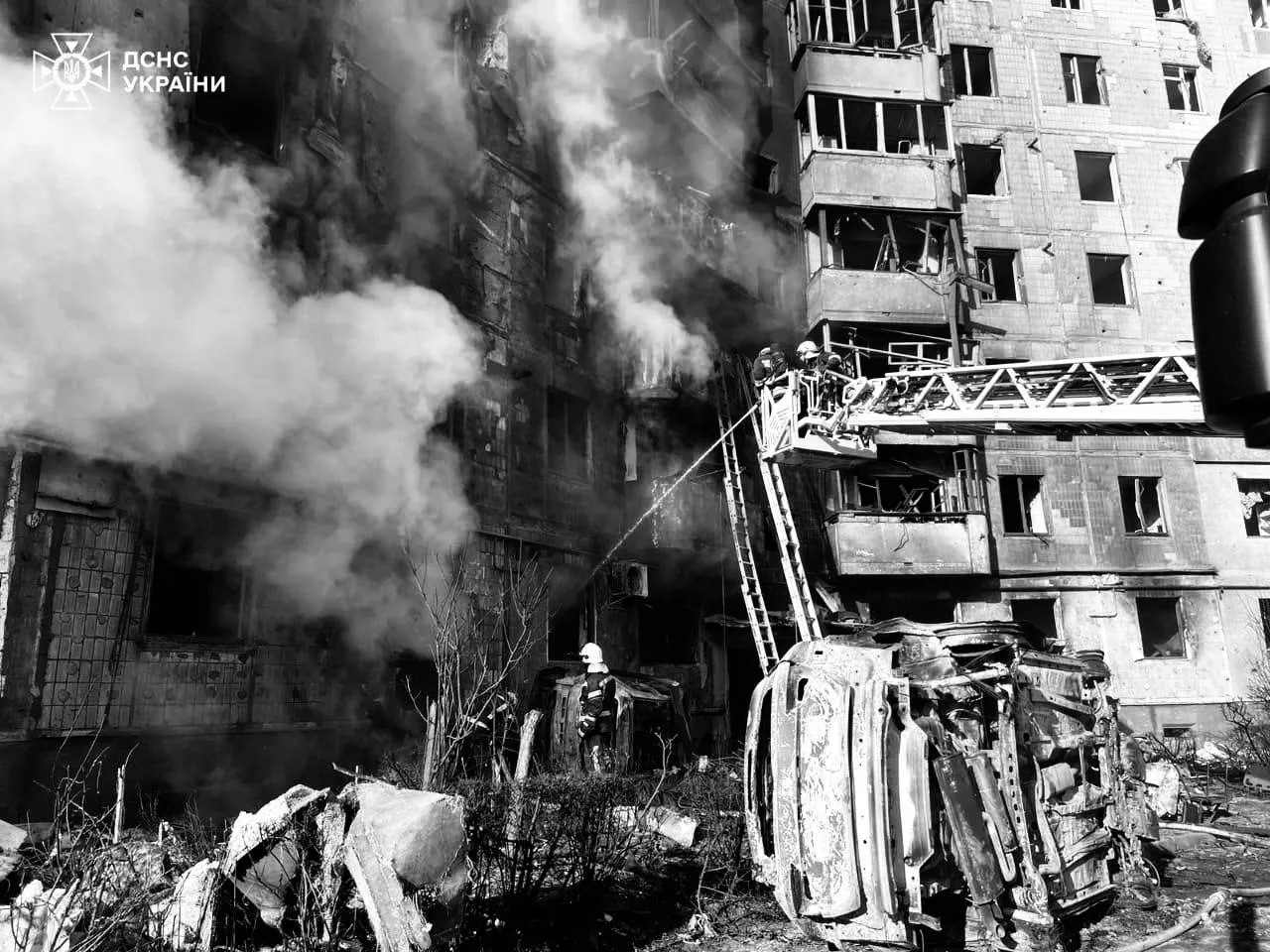 У Тернополі врятували хлопця з-під завалів після ракетного удару РФ - відео