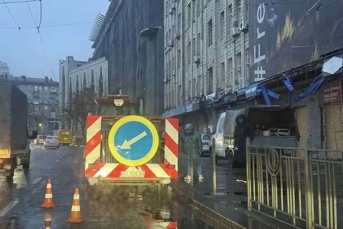 Біля метро «Лук'янівська» почали облаштовувати нову зупинку після скарг мешканців