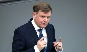 «Релігією маніпулюють»: Макрон закликав РПЦ не виправдовувати війну проти України