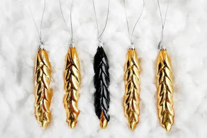 Український бренд зняв з продажу скандальні ялинкові прикраси з «п’ятьма колосками»