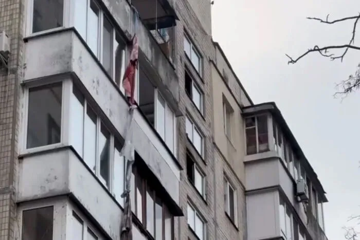 Кияни рятувалися з ураженого будинку «канатами» з ковдр - відео