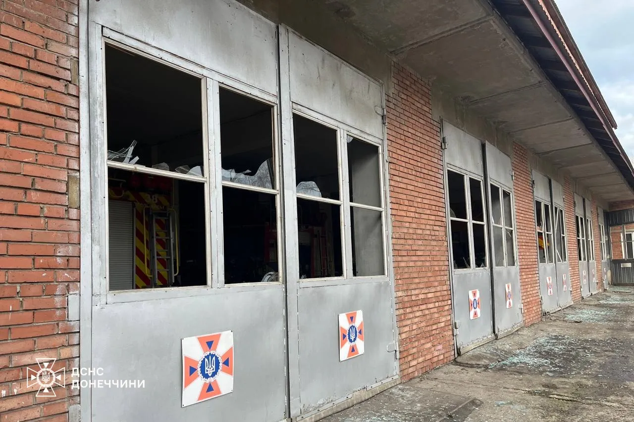 У Слов’янську обстріл РФ пошкодив будівлю пожежної частини