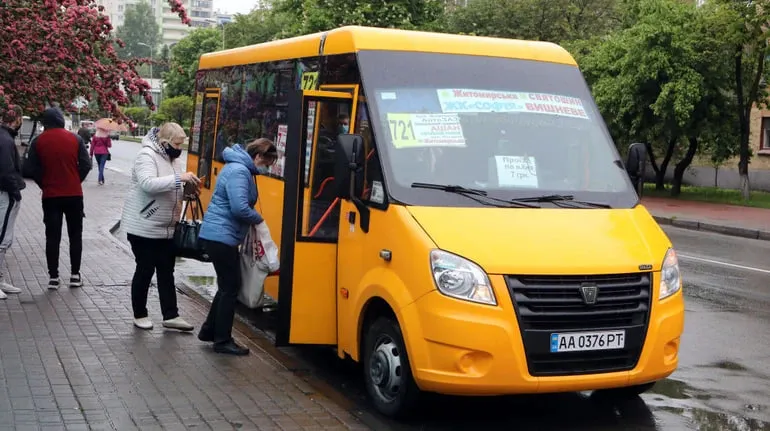 У Києві зменшилася кількість маршруток через пошкодження транспорту після обстрілу