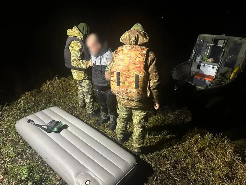На кордоні з Молдовою затримали чоловіка, який перепливав Дністер на надувному матраці