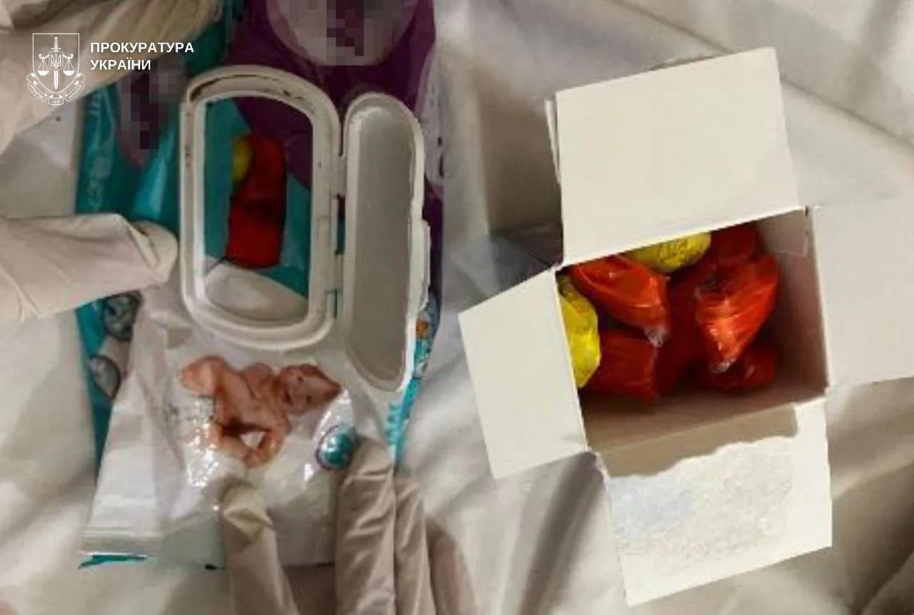 Судитимуть жінку, яка продавала наркотики, прикриваючись 5-річною донькою - фото