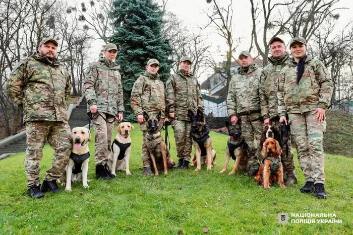 Поліція показала команду кінологів, яка знайшла 50 кг наркотиків