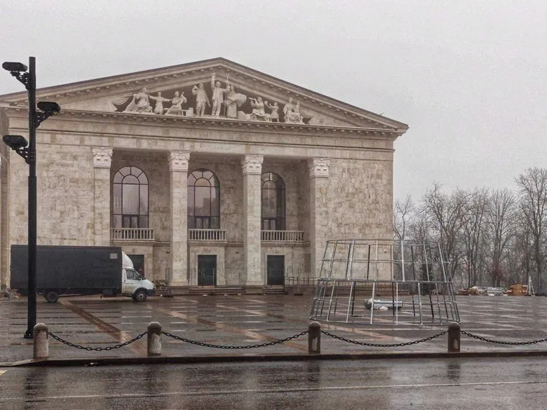 Ялинка на братській могилі: окупанти монтують новорічне дерево біля Драмтеатру Маріуполя