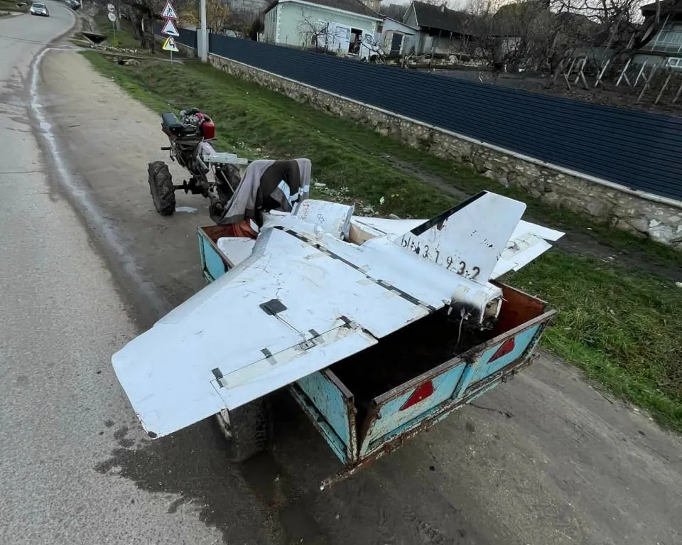 У Молдові чоловік привіз дрон у село на мотоблоці