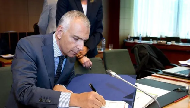 Єврочиновник подає у відставку після затримання у справі про фінансові зловживання