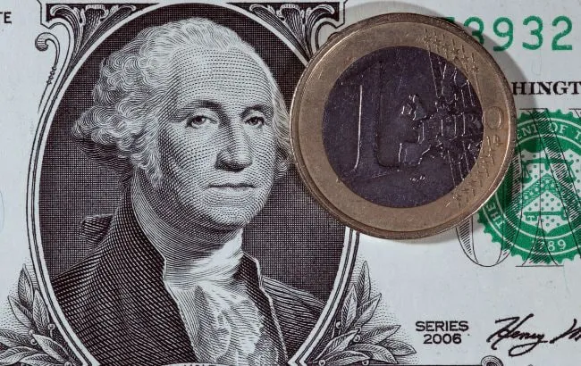 НБУ скоригував офіційний курс долара в бік зростання