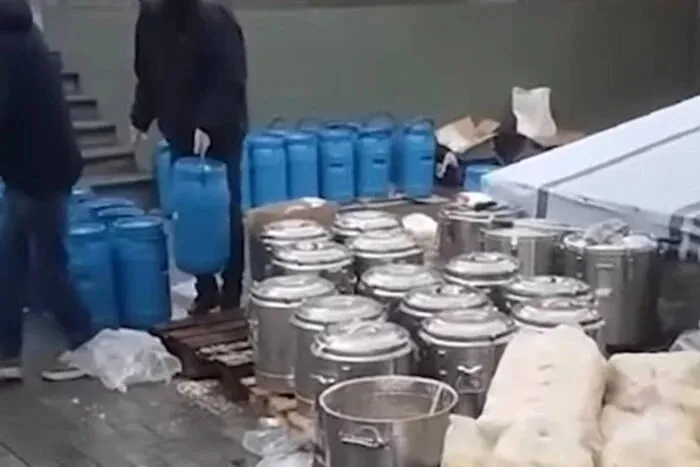 У Миколаєві скандал через приготування шкільної їжі під дощем