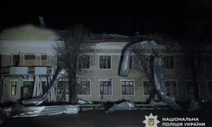 У Києві рятувальники дістали з-під завалів зруйнованого рф будинку ведмедика загиблої дівчинки та іграшки