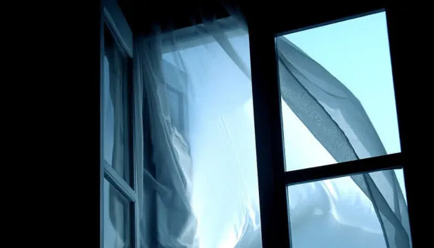 У Миколаєві дівчина випала з 9 поверху