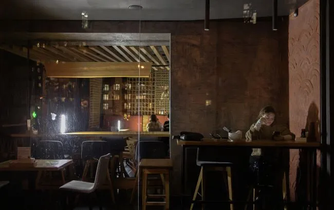 15 грудня в Україні триватимуть відключення світла: графіки на всі регіони країни