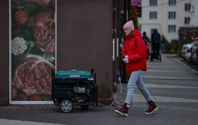 Відключення світла 16 грудня: де діють графіки та обмеження
