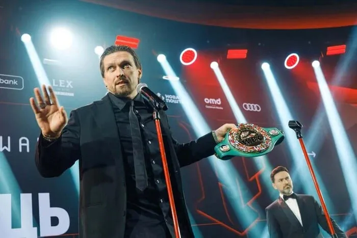 Олександр Усик виставив свій пояс на благодійний аукціон