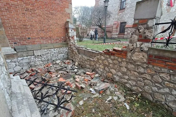 У центрі Кракова п’яний український водій врізався в старовинну церкву