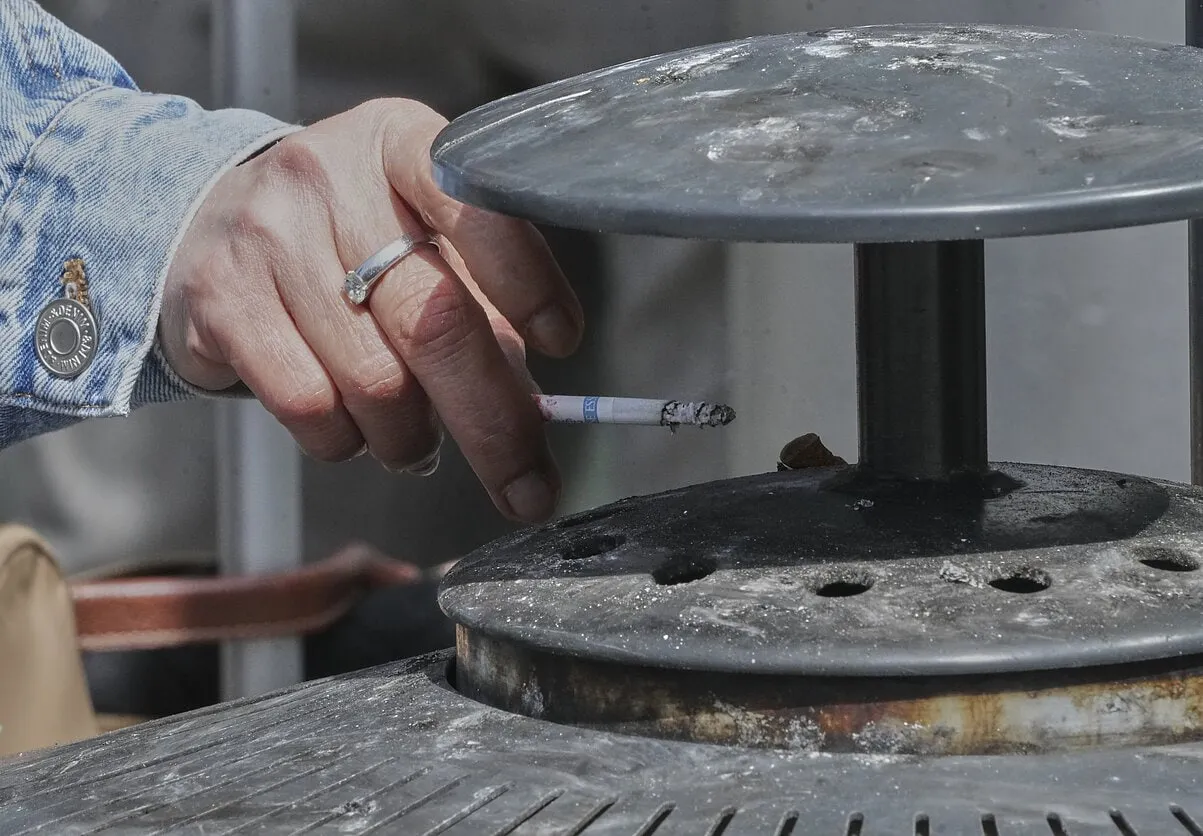 Майже половина литовських курців користується контрабандними сигаретами