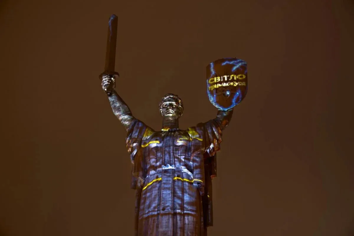 У Києві символічно підсвітили Батьківщину-Мати на честь Дня енергетика