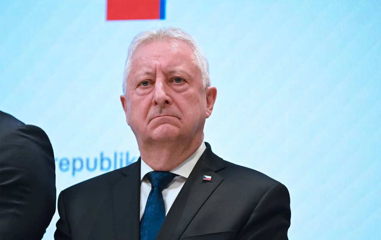 В Чехії зірвали візит міністра оборони до України