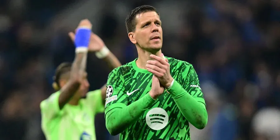 Голкіпер Барселони Щенсний вжив снюс під час матчу - відео