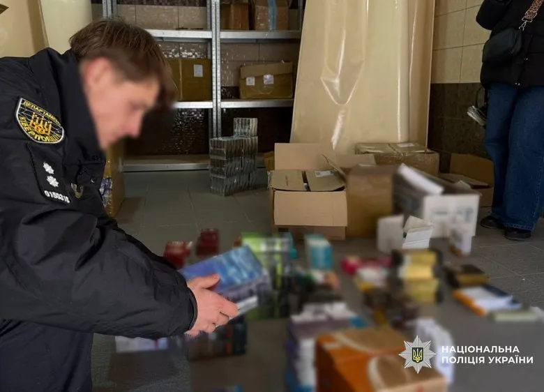 Поліція Хмельниччини викрила групу з контрабанди ліків та онлайн-збуту - фото