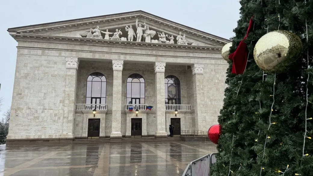 На братській могилі 600 мешканців Маріуполя окупанти відкрили драматичний театр