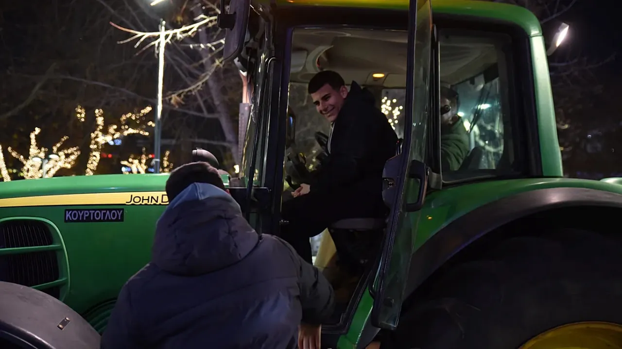 Фермери в Греції зняли блокаду доріг на Новий рік