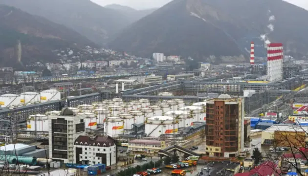 Росія заявила про удар дронів по НПЗ у Туапсе - відео