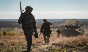 Відео: Російські ракети двічі вдарили по одній будівлі в Києві