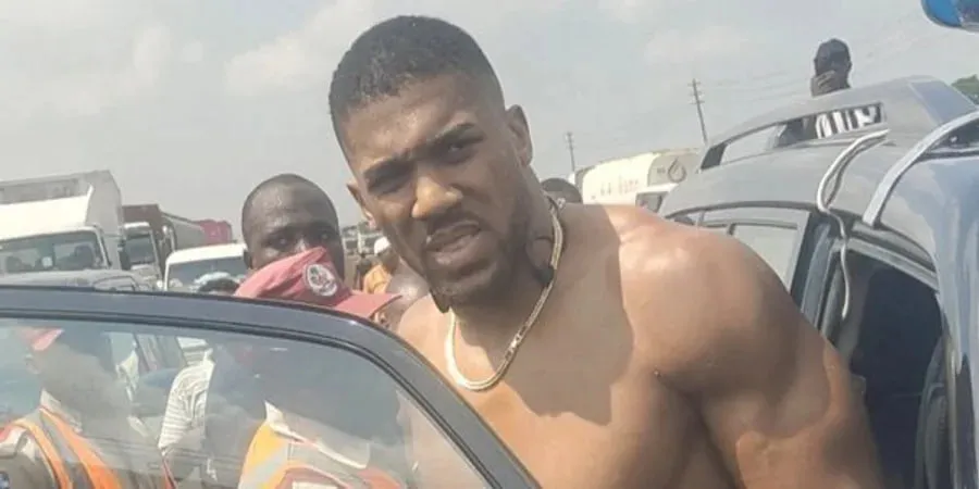 Джошуа після виписки з лікарні вшанував пам’ять загиблих друзів у Нігерії