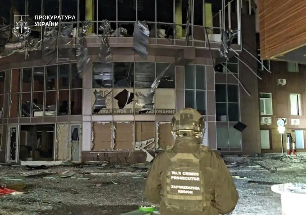 Російська атака пошкодила щонайменше 12 багатоквартирних будинків у Запоріжжі - відео