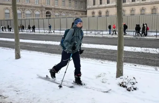 Парижани вийшли на вулиці з лижами через рідкісний сніг (відео)
