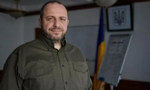 Фото: королева Великої Британії потрапила у скандал через «російський» Крим