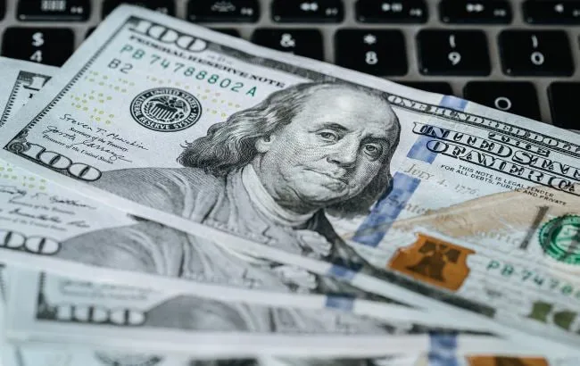Долар у обмінниках подолав чергову психологічну позначку
