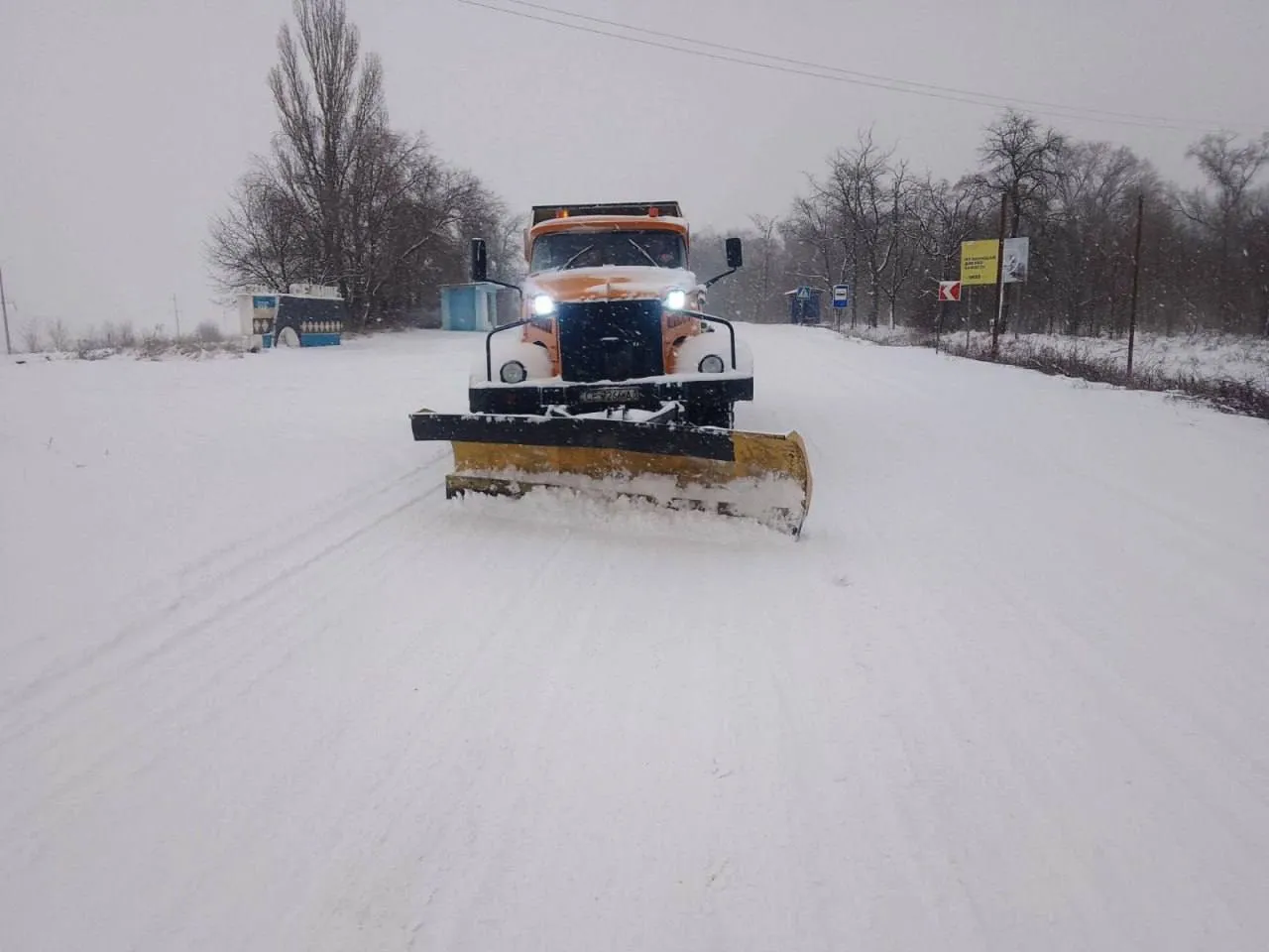 Через негоду в Україні рятувальники витягують автівки зі снігових заметів
