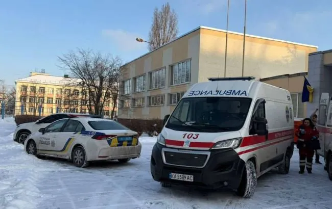 У київській школі учень напав із ножем на вчительку та однокласника