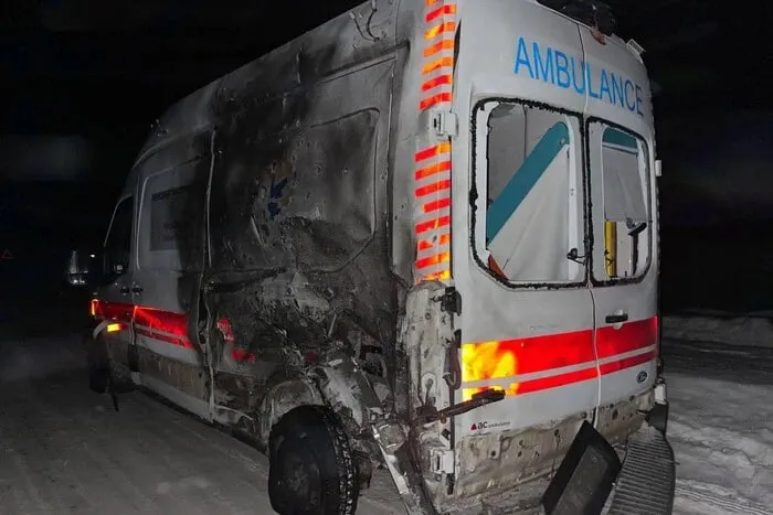 На Чернігівщині БпЛА РФ вдарили по кареті «швидкої», двоє медиків поранені