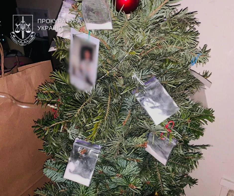 У Києві іноземець прикрасив ялинку наркотиками – йому оголосили підозру (Фото)