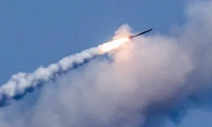 У Києві лунають вибухи, ворог запустив дрони та ракети