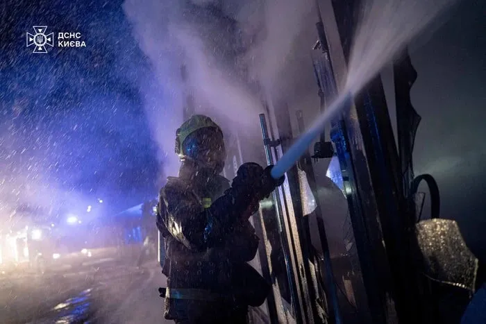 Вночі в Оболонському районі Києва загорівся ринок (фото)