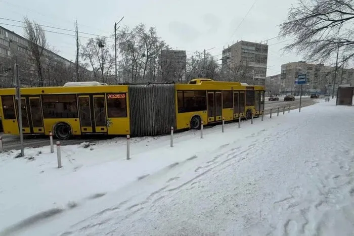 На правому березі Києва зупинили електротранспорт та запустили автобуси